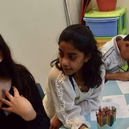 طفلة ترسم بعد الحكاية